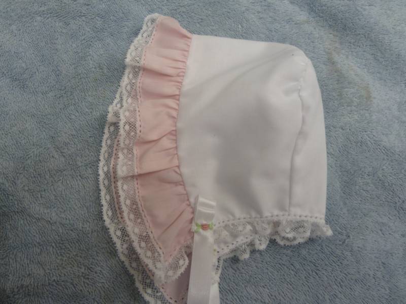 Passende Haube Für Das Seitenrüschen-Tageskleid von JudyGranthamDesigns