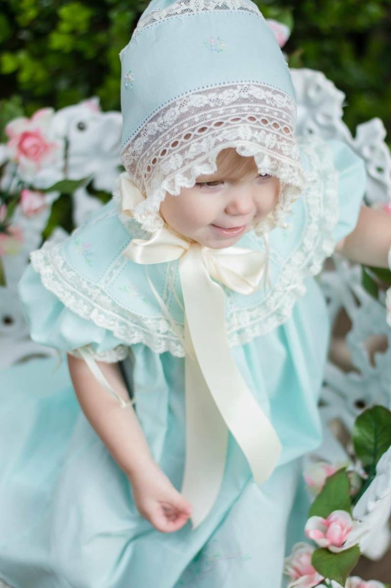 Speichenkragen Kleidchen Mit Passendem Häubchen von JudyGranthamDesigns