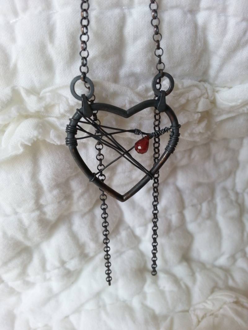 Die Angeschlagenen Herz Halskette, Valentinstag Geschwärzt Silbernen Mit Blut Tropfen Die Angeschlagenen Herz Halskette, Valentinstag Geschwärzt Silbernen Mit Blut Tropfen von JudyKahnJewelry