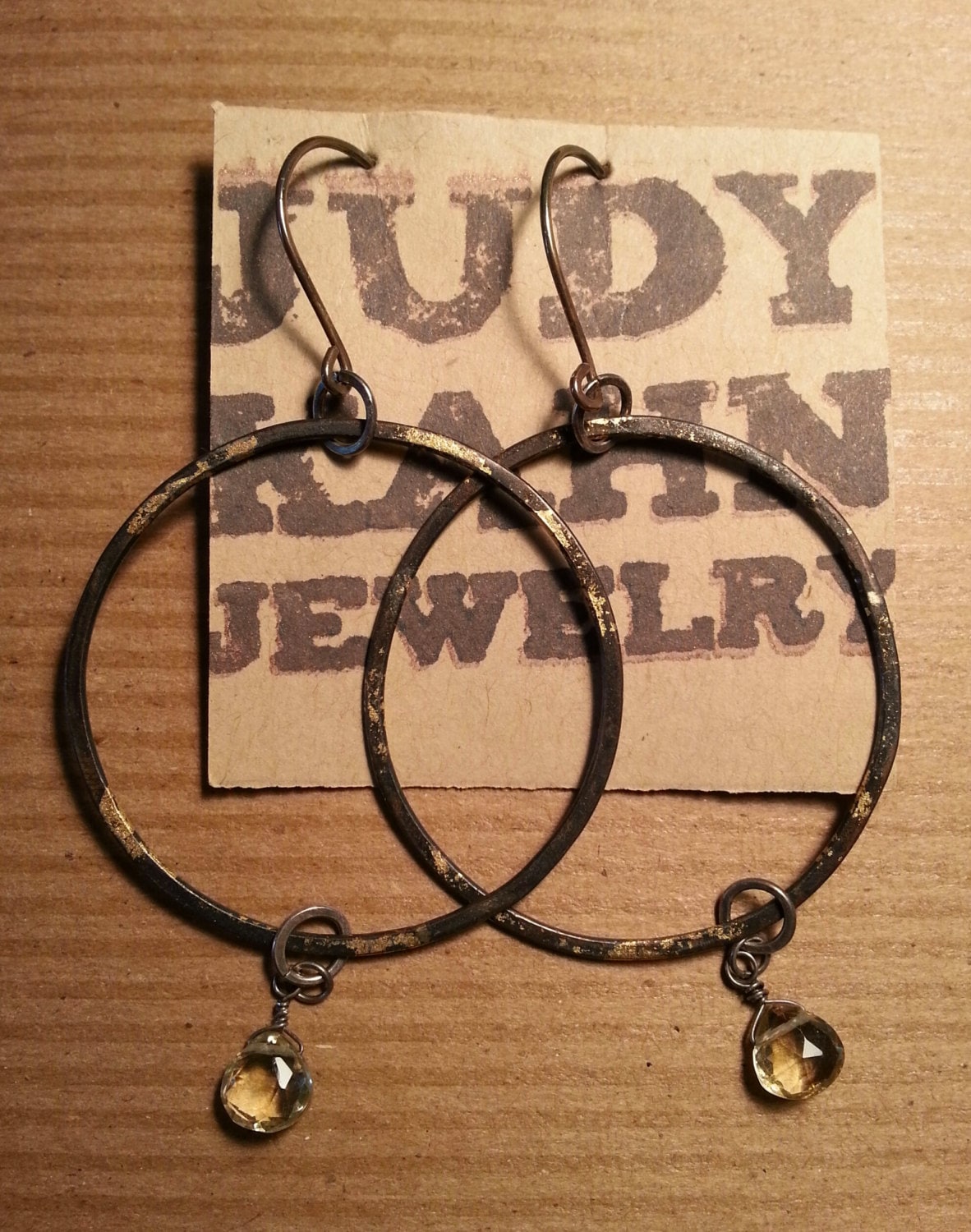 Geschwärzte Creolen Mit Bronze Blatt Und Lemon Quarz Geschwärzte Creolen Mit Bronze Blatt Und Lemon Quarz von JudyKahnJewelry