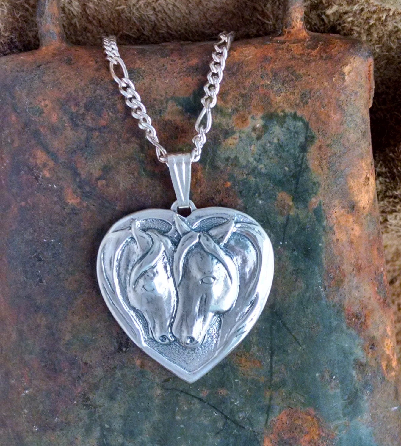 Sweetheart Halskette, Zwei Pferde An Einer Herzförmigen Halskette Sweetheart Halskette, Zwei Pferde An Einer Herzförmigen Halskette von JudyVargasDesign