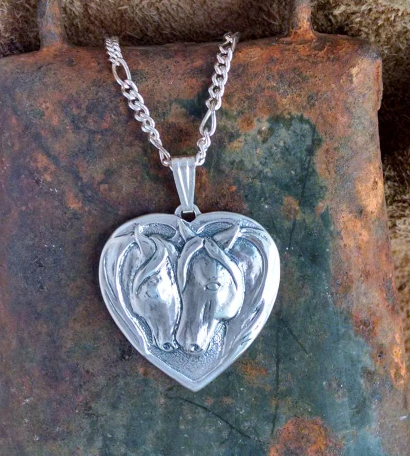 Sweetheart Halskette, Zwei Pferde An Einer Herzförmigen Halskette von JudyVargasDesign