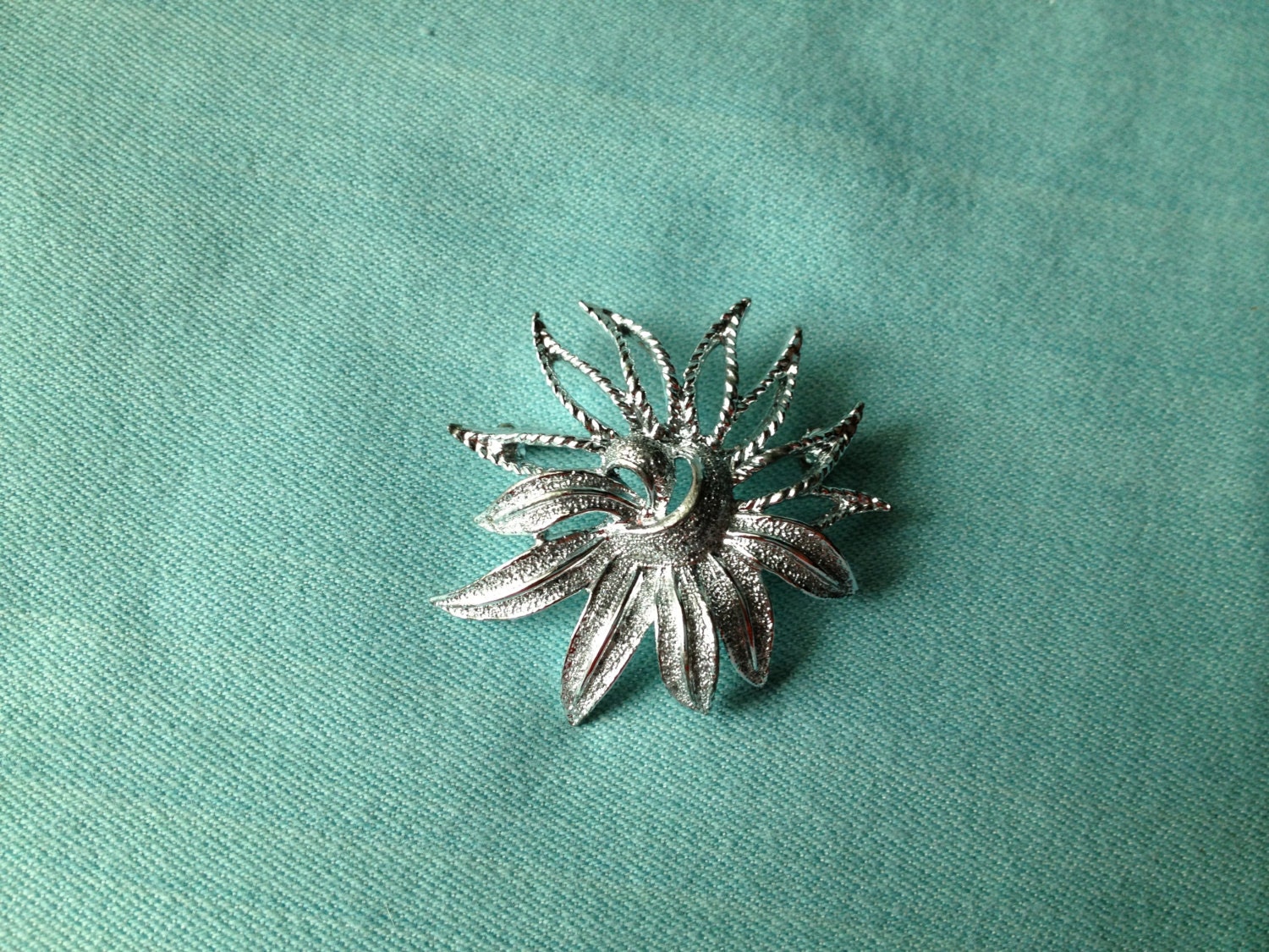 Sarah Coventry Vintage Silber Ton Blumen Brosche von JudysVintageCorner