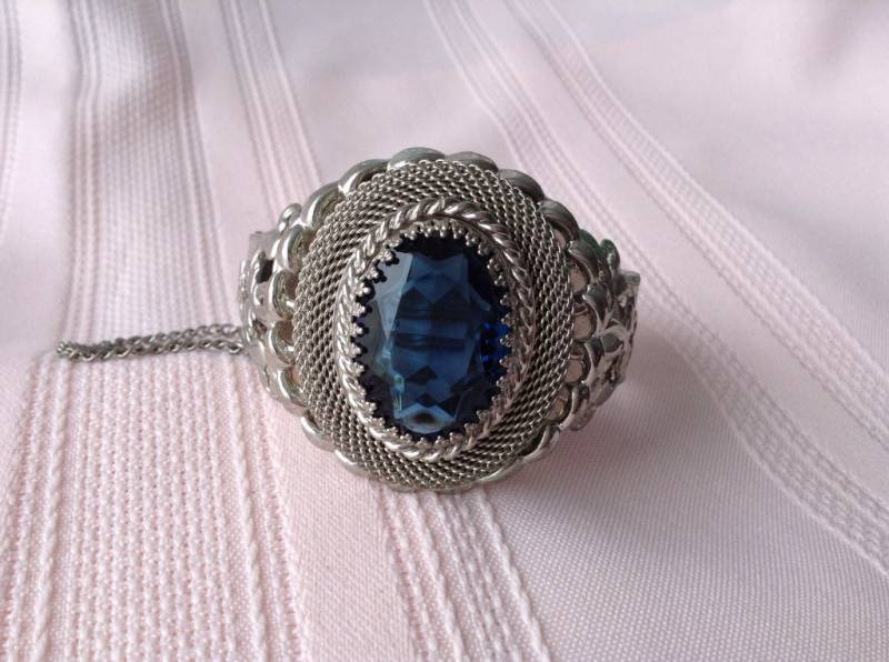 Vintage Mid Century Silber Armreif Mit Blauen Steinen von JudysVintageCorner