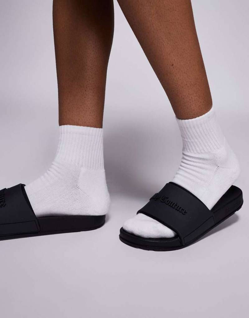 Juicy Couture - Breanna Emossed - Slider in Schwarz mit DTM-Logo von Juicy Couture