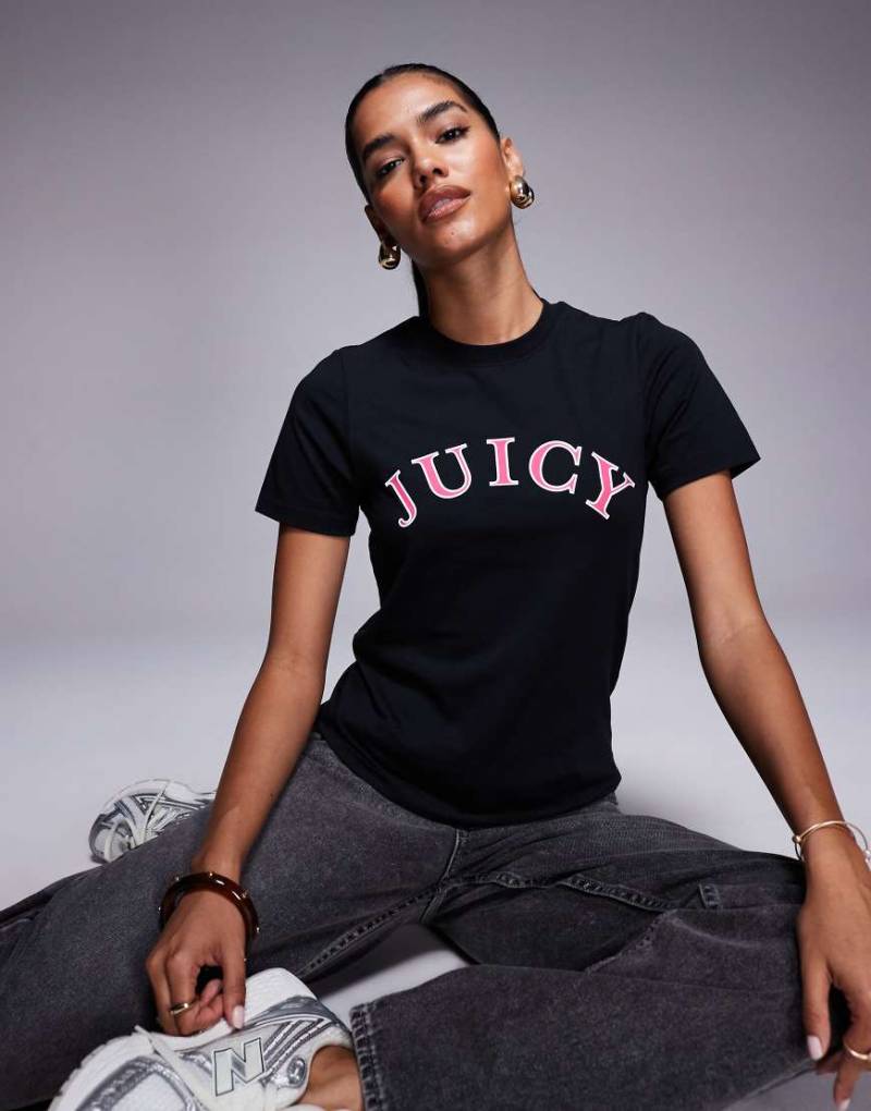 Juicy Couture - Girlfriend-T-Shirt in Schwarz mit College-Logo Juicy Couture - Girlfriend-T-Shirt in Schwarz mit College-Logo von Juicy Couture
