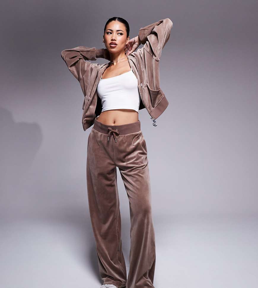 Juicy Couture - Velours-Jogginghose in Latte-Braun mit weitem Bein, exklusiv bei ASOS von Juicy Couture