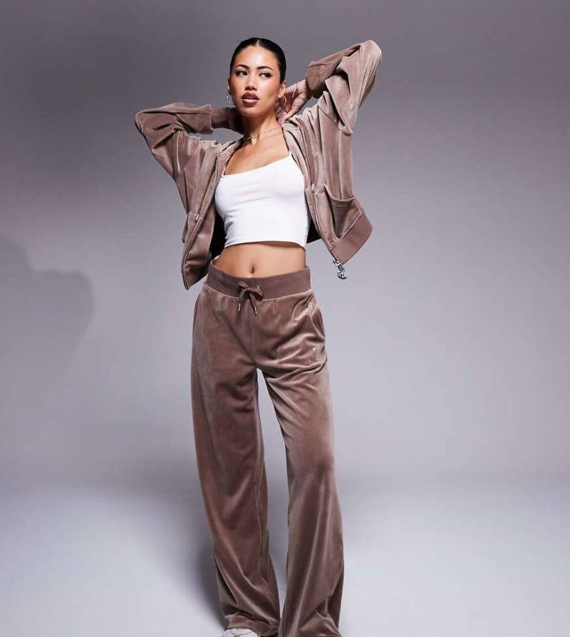 Juicy Couture - Velours-Jogginghose in Latte-Braun mit weitem Bein, exklusiv bei ASOS von Juicy Couture