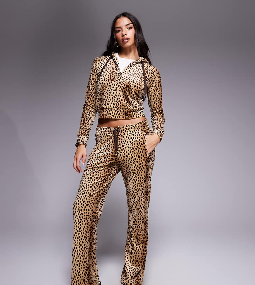 Juicy Couture x ASOS - Exklusive Jogginghose in Braun mit natürlichem Gepardenmuster, Kombiteil-Brown Juicy Couture x ASOS - Exklusive Jogginghose in Braun mit natürlichem Gepardenmuster, Kombiteil-Brown von Juicy Couture