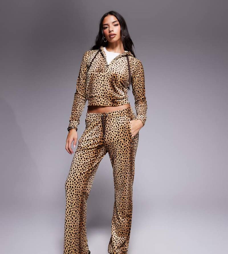 Juicy Couture x ASOS - Exklusive Jogginghose in Braun mit natürlichem Gepardenmuster, Kombiteil-Brown von Juicy Couture