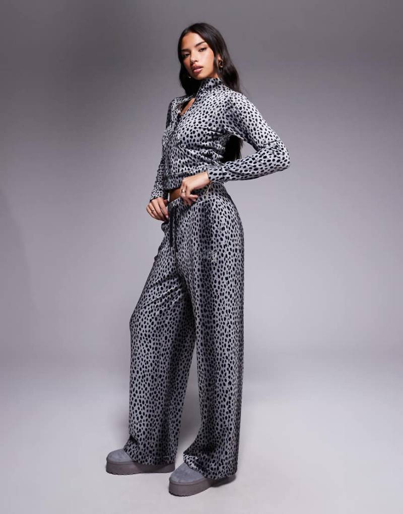 Juicy Couture x ASOS - Exklusive Jogginghose mit farblich abgestimmtem schwarzem Gepardenmuster, Kombiteil-Grau Juicy Couture x ASOS - Exklusive Jogginghose mit farblich abgestimmtem schwarzem Gepardenmuster, Kombiteil-Grau von Juicy Couture