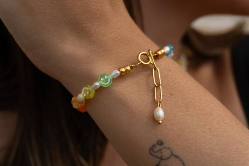 Buntes Perlenarmband Mit Regenbogen Smiley Perlen Und - Smileyarmband, Handgemachtes Schmuckgeschenk Für Sie Buntes Perlenarmband Mit Regenbogen Smiley Perlen Und - Smileyarmband, Handgemachtes Schmuckgeschenk Für Sie von JuicyJewelsDE