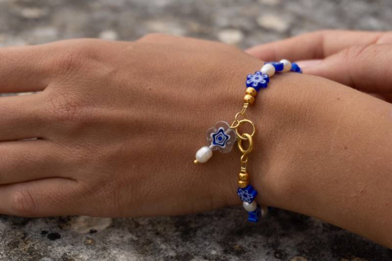 Handgefertigtes Perlenarmband Mit Blumen, Boho Süßewasserperlenarmband , Blümchenarmband in Blau, Blaues Blumenarmband, Armband Anhänger Handgefertigtes Perlenarmband Mit Blumen, Boho Süßewasserperlenarmband , Blümchenarmband in Blau, Blaues Blumenarmband, Armband Anhänger von JuicyJewelsDE