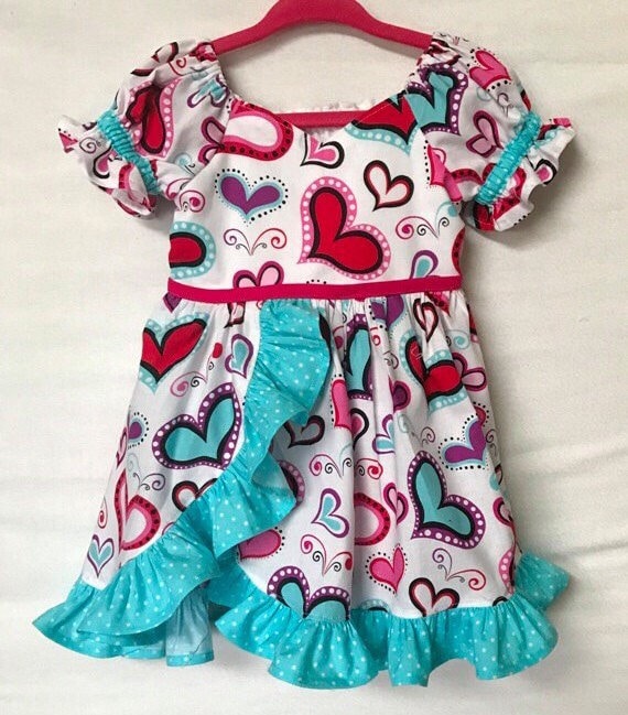 Valentinstag, Baby Mädchen Kleid, Kleines Valentines Herz Kleinkind Rüschenkleid von JujaBeanKidz
