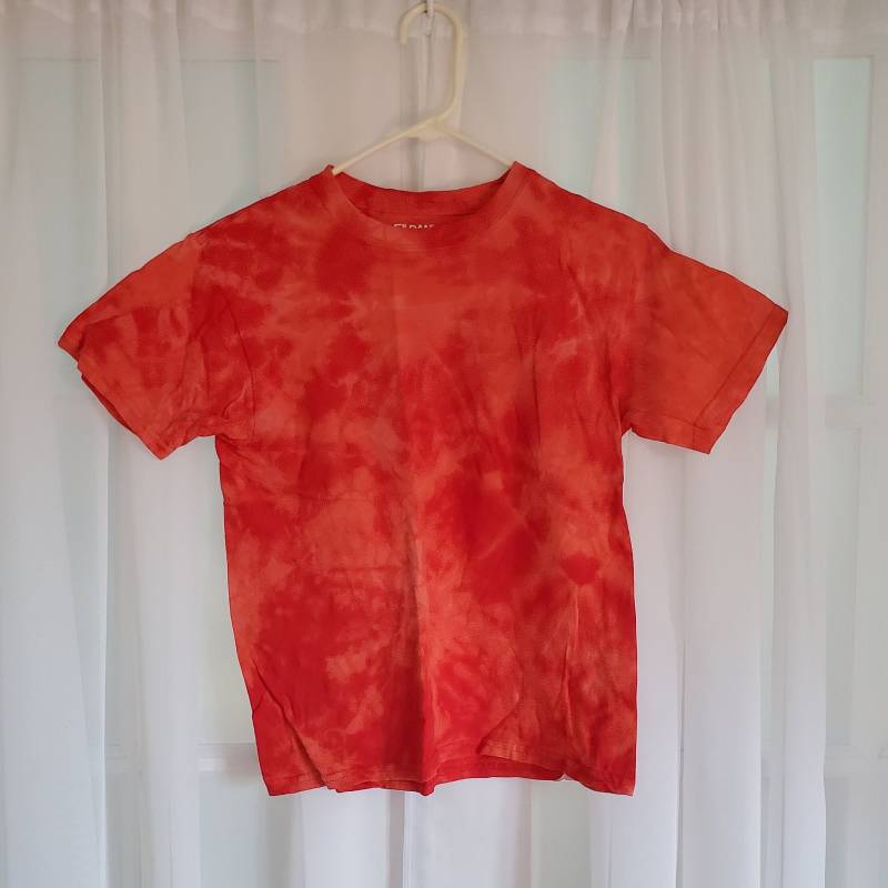 Bleichmittel Tie-Dye Rotes Shirt | Jugend Medium von JujuBleach