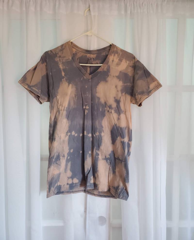 Gebleichtes Tie-Dye Graues Shirt | Erwachsene Medium von JujuBleach