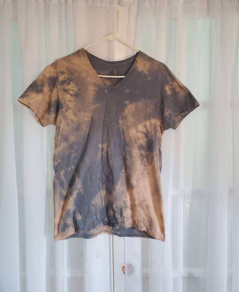 Gebleichtes Tie-Dye Graues Shirt | Erwachsene Medium von JujuBleach