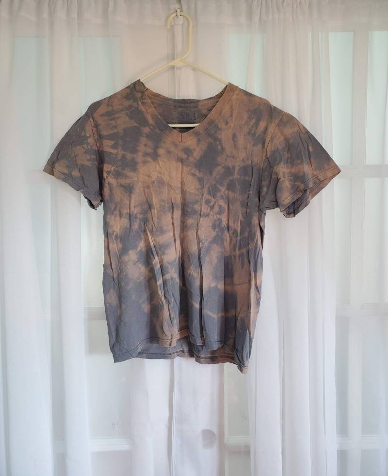 Gebleichtes Tie-Dye Graues Shirt | Erwachsene Medium von JujuBleach
