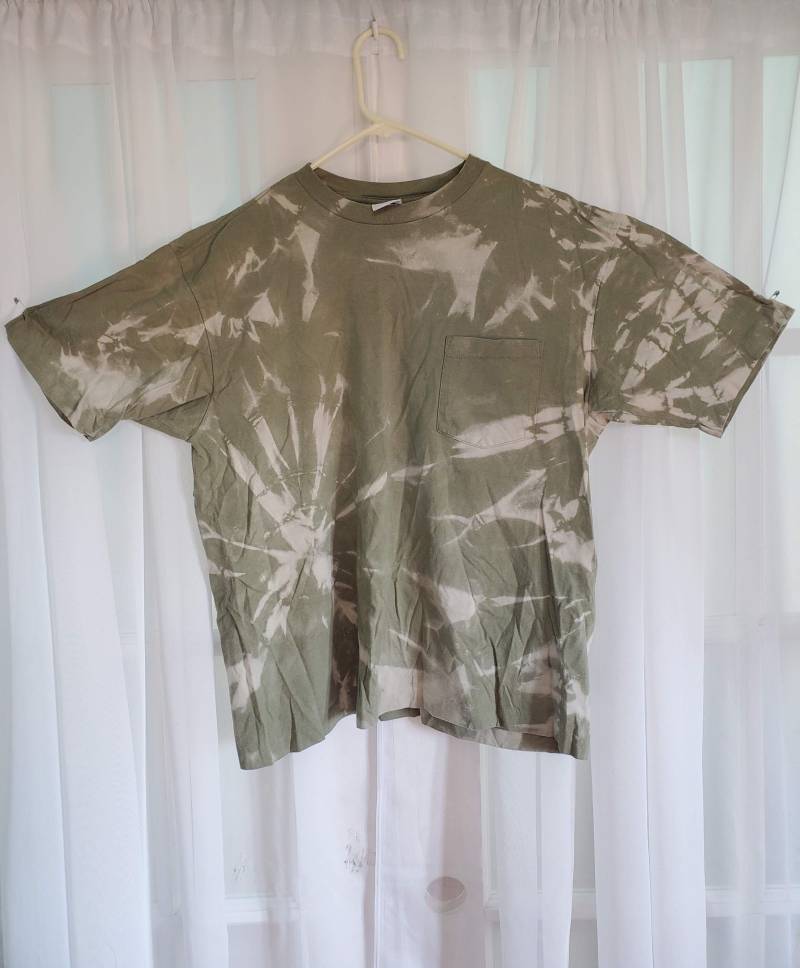 Gebleichtes Tie-Dye Grünes Shirt | Erwachsene Medium von JujuBleach