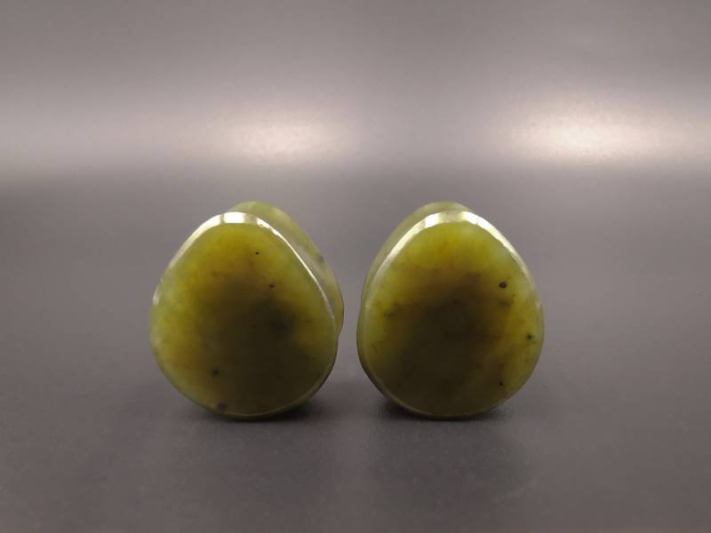 20mm Nephrit-Jade Teardrop Plugs 20mm Nephrit-Jade Teardrop Plugs von JujuStoneworks