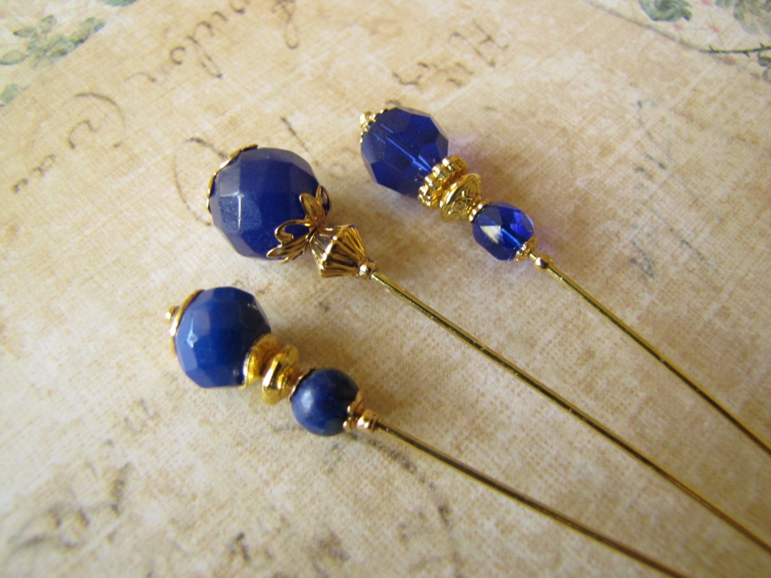 Dunkelblaue Facettierte Edelstein Hijab Pins, Hatpins, Vergoldete Stick Pins von JujubePins