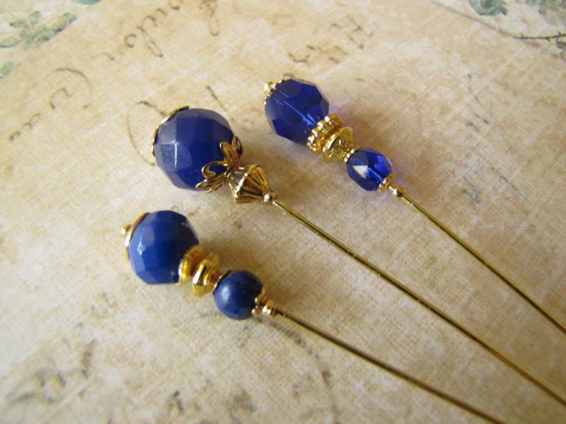 Dunkelblaue Facettierte Edelstein Hijab Pins, Hatpins, Vergoldete Stick Pins Dunkelblaue Facettierte Edelstein Hijab Pins, Hatpins, Vergoldete Stick Pins von JujubePins