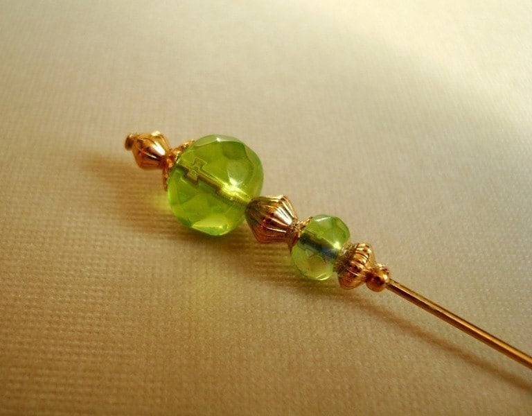 Handgemachte Peridot Hut Hijab Stift Handgemachte Peridot Hut Hijab Stift von JujubePins