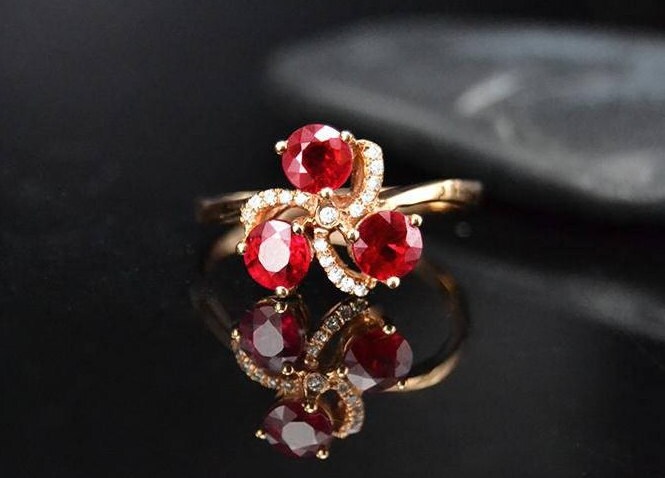 Kleeblatt Ring Rot Rubin Diamant-Verlobungsring in 18K Rose Gold - Rubin-Ring Diamant-Ring Gold-Hochzeit Geburtstag Jahrestag Valentinstag Kleeblatt Ring Rot Rubin Diamant-Verlobungsring in 18K Rose Gold - Rubin-Ring Diamant-Ring Gold-Hochzeit Geburtstag Jahrestag Valentinstag von Jujuden