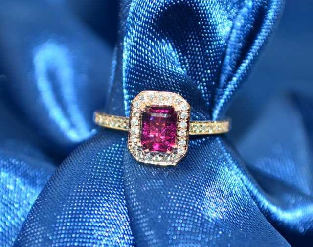 Smaragd Geschnitten Roter Turmalin Rubellit Diamant-Verlobungsring in 18 K Rose Gold Hochzeit Geburtstag Jubiläum Valentine Smaragd Geschnitten Roter Turmalin Rubellit Diamant-Verlobungsring in 18 K Rose Gold Hochzeit Geburtstag Jubiläum Valentine von Jujuden