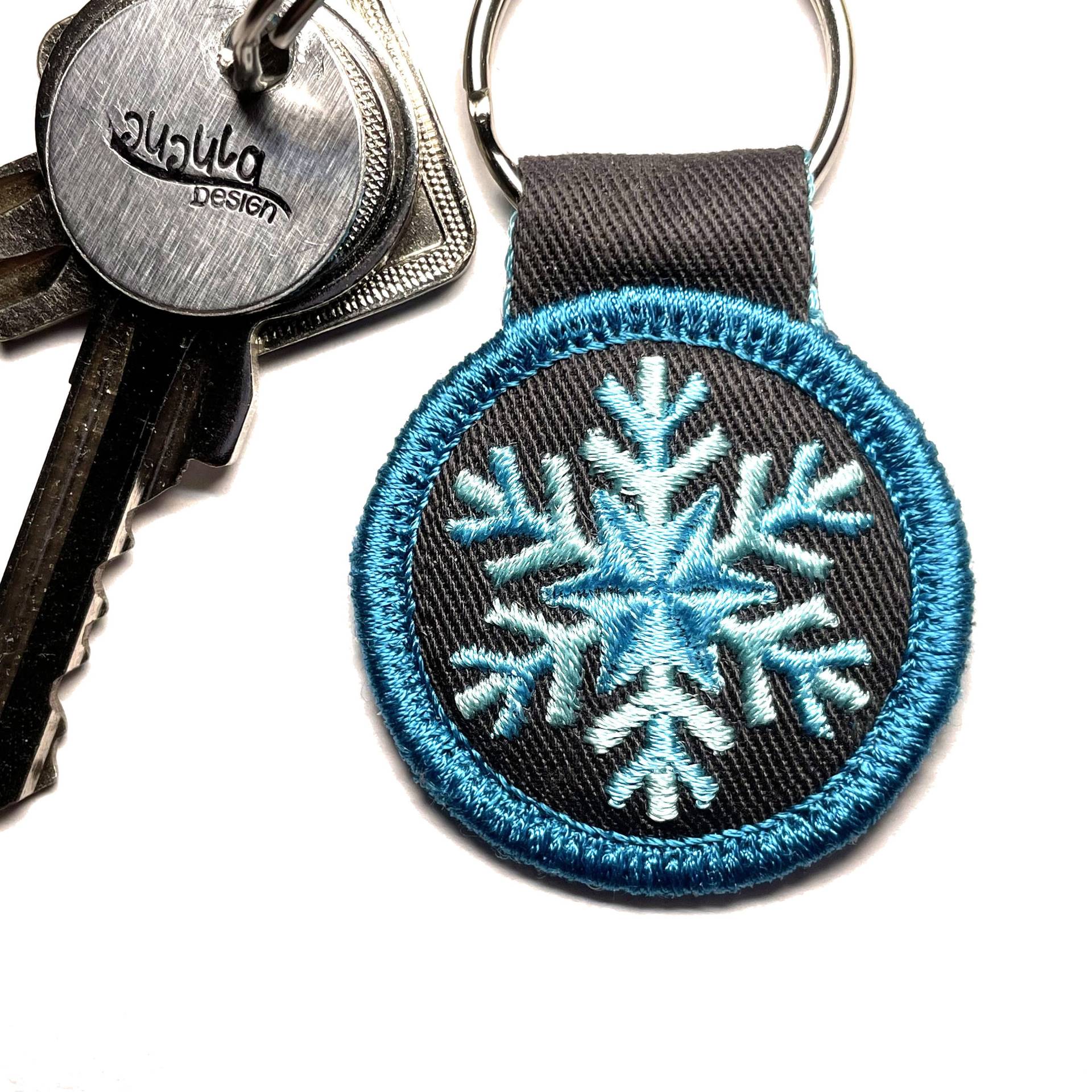 Bestickter Schlüsselanhänger "Schneeflocke" | Optional Individualisierbar von JujulaDesign