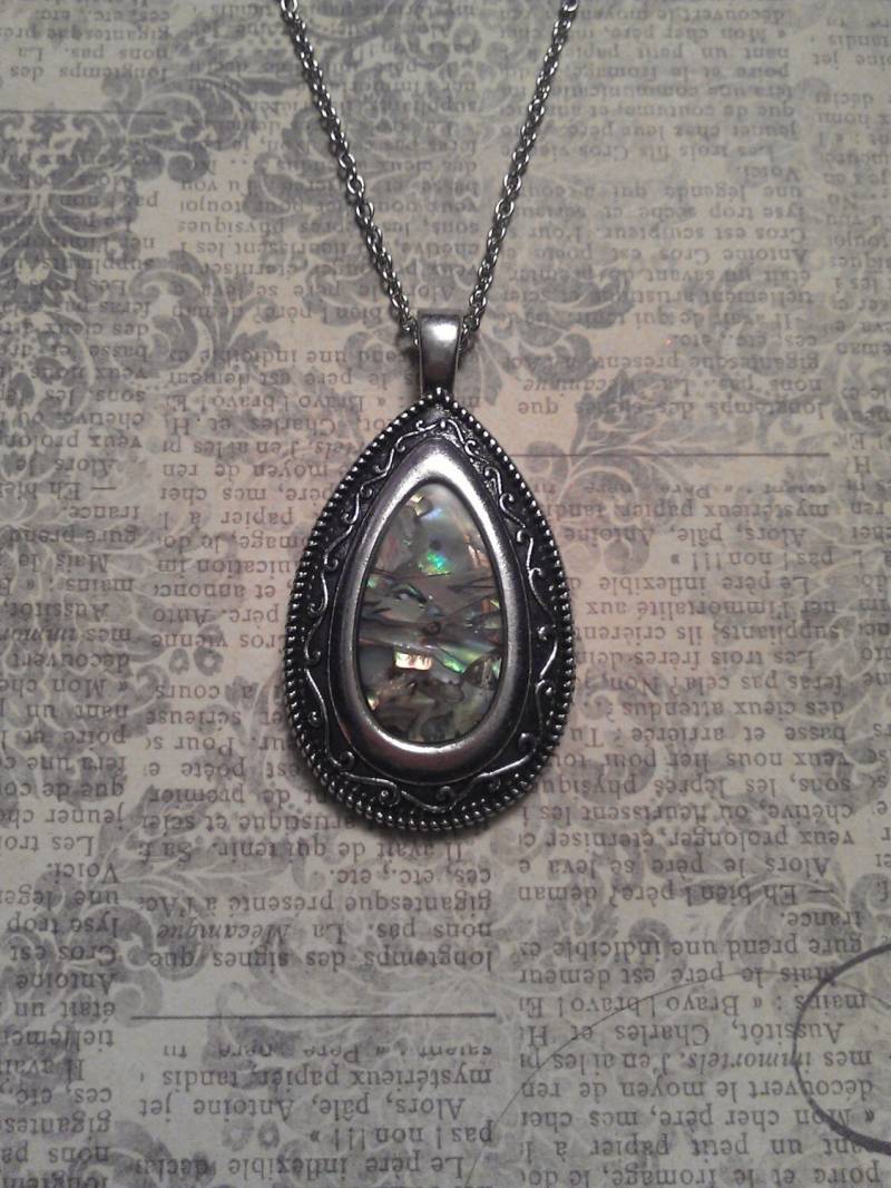 Abalone Mutter Der Perle Shell Akzent in Silber Floral Wirbel Rand Tropfen Anhänger Auf Halskette Abalone Mutter Der Perle Shell Akzent in Silber Floral Wirbel Rand Tropfen Anhänger Auf Halskette von JujusCrafts