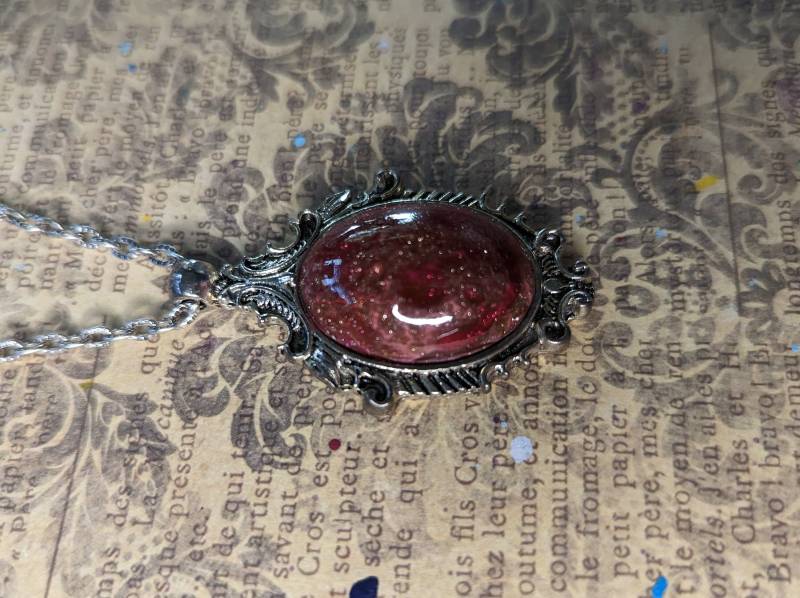 Alles Was Glänzt. Vintage 1940 West German Red Opal Matrix Glas in Verziertem Silber Anhänger An Halskette Alles Was Glänzt. Vintage 1940 West German Red Opal Matrix Glas in Verziertem Silber Anhänger An Halskette von JujusCrafts