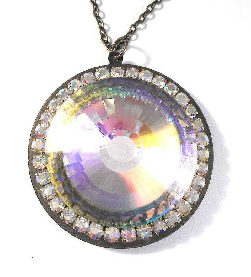 Bringen Sie Mich in Den Club. Regenbogen Borealis Facettierte Edelstein Anhänger Mit Glas Akzente Auf Bronze Halskette von JujusCrafts