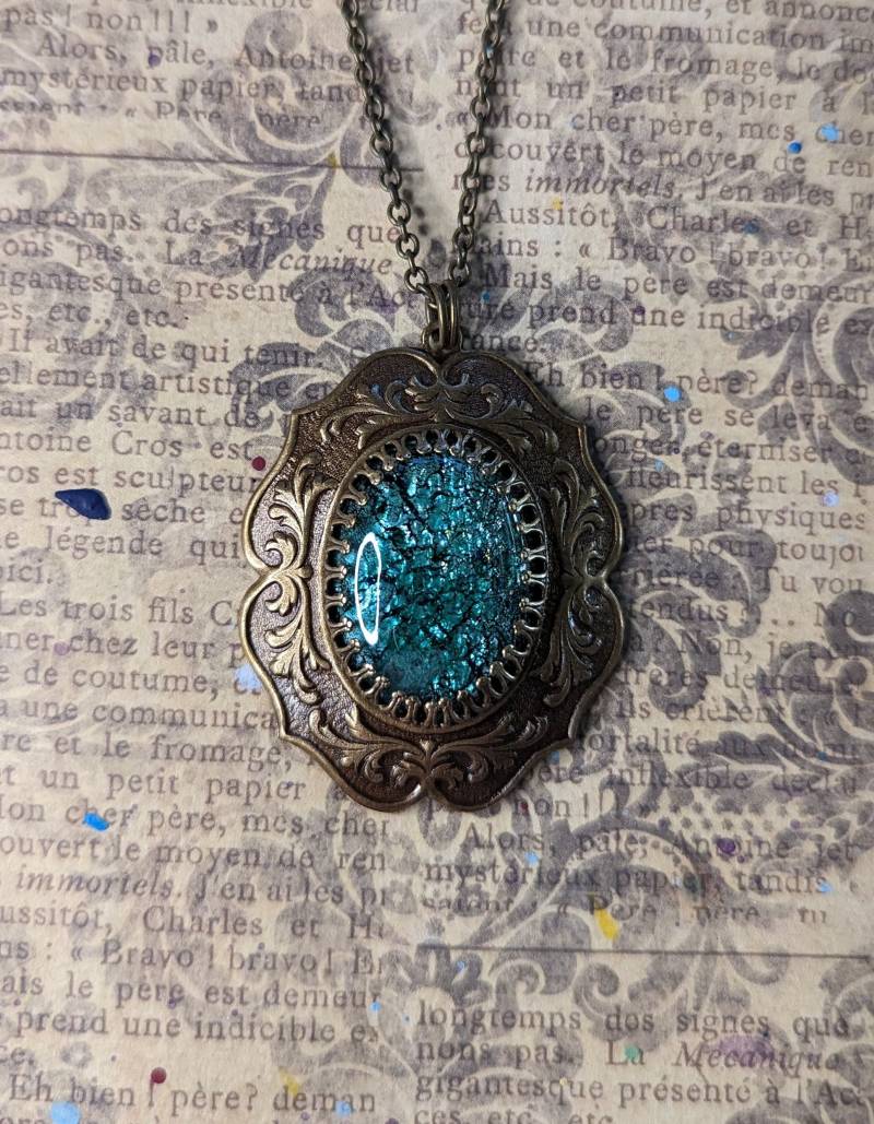 Dionysos Anhänger. Vintage 1970Er Jahre Smaragdgrün Pin Feuer Opal Glas in Oxidiertem Messing Flourish Vine Art Deco Anhänger Halskette von JujusCrafts