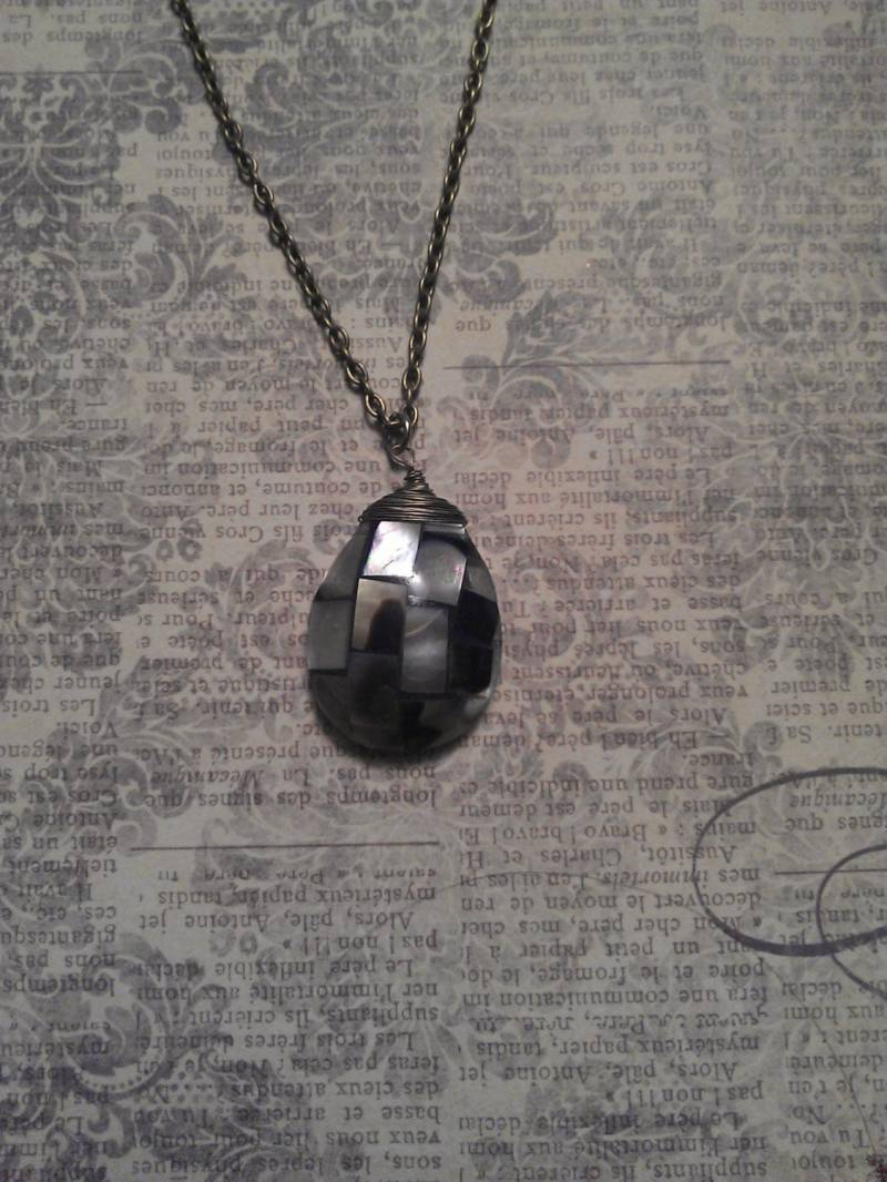 Draht Gewickelt Teardrop Harz Anhänger Mit Mosaik Abalone Mutter Der Perle Shell Stücke Auf Antik Bronze Halskette Draht Gewickelt Teardrop Harz Anhänger Mit Mosaik Abalone Mutter Der Perle Shell Stücke Auf Antik Bronze Halskette von JujusCrafts