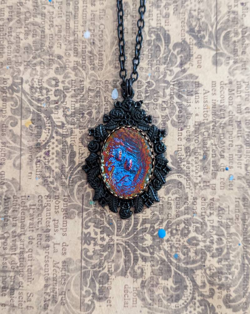 Einzigartige Vintage 1950Er Jahre Blau Und Rot Vitrail Mondglow Glas in Krone Eingefasst Schwarz Emaille Floral Rose Halskette von JujusCrafts