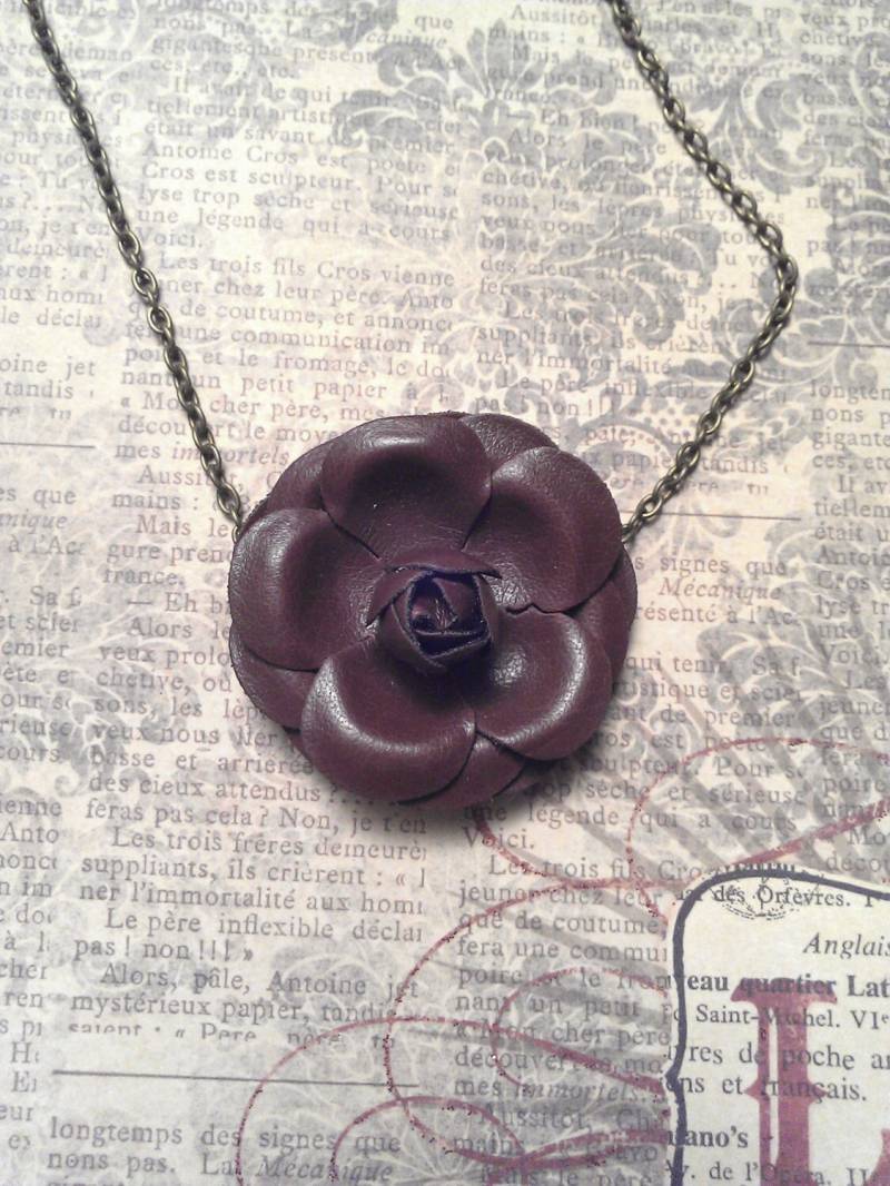 Faux Braun Leder Stil Stoff Ausschnitt Geschichtete Rose Blume Anhänger Auf Bronze Halskette von JujusCrafts