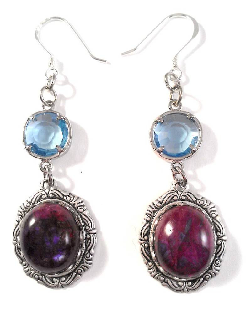 Gefärbt Lila Regenbogen Mondstein in Zierlichen Detaillierten Einstellungen Mit Blauen Edelstein Akzente Auf Sterling Ohrringe von JujusCrafts