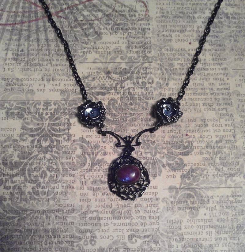 Gefärbt Lila Regenbogenmondstein in Schwarze Patina Filigran Stanzen Anhänger Mit Blumen Blauen Edelstein Anschlüsse Auf Kette Gefärbt Lila Regenbogenmondstein in Schwarze Patina Filigran Stanzen Anhänger Mit Blumen Blauen Edelstein Anschlüsse Auf Kette von JujusCrafts
