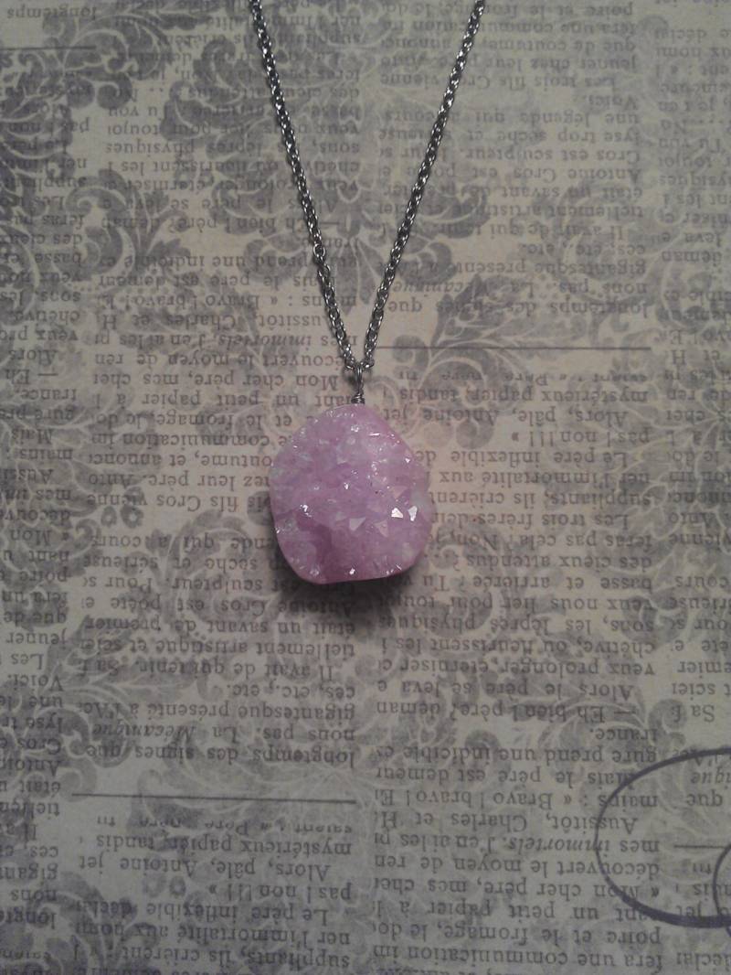 Gefärbten Rosenquarz Draht Gewickelt Semi Precious Gem Stone Auf Silber Halskette von JujusCrafts