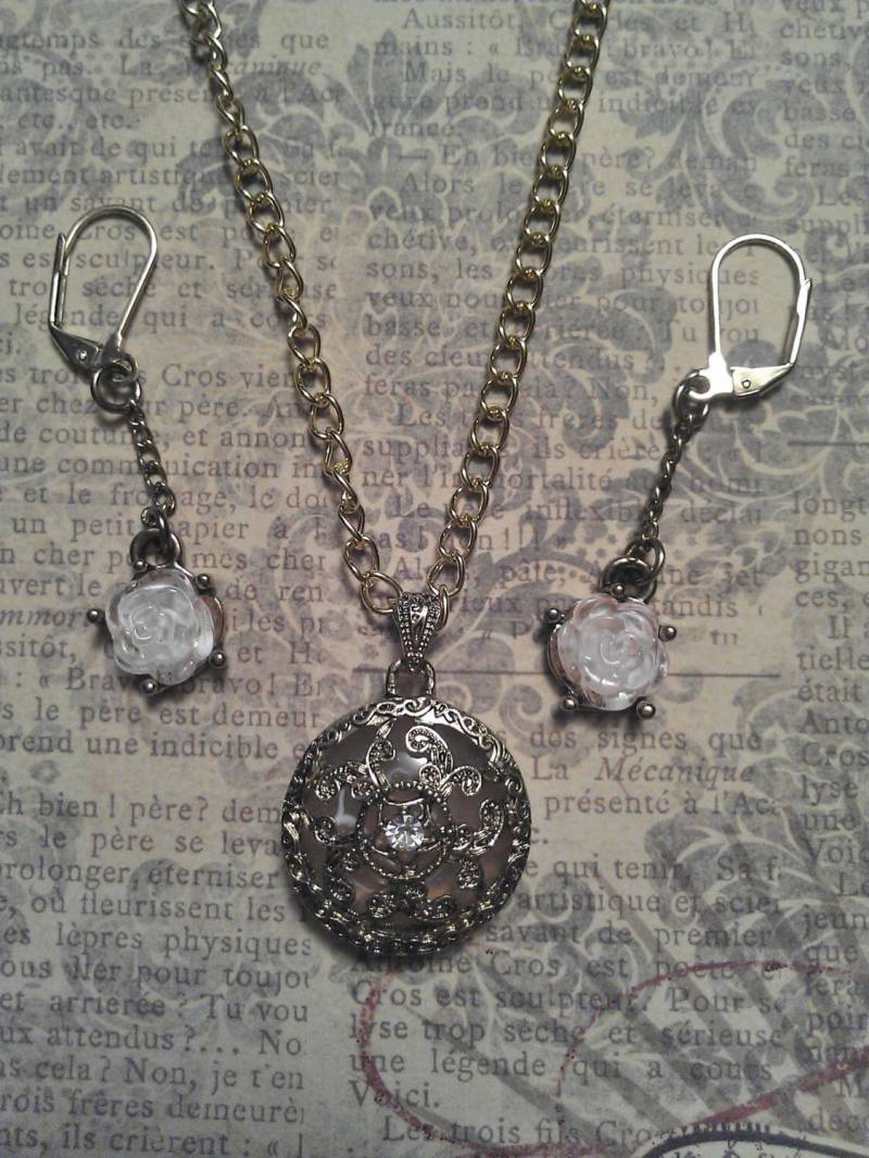 Gold-Ton Filigrane Anhänger Mit Edelstein Akzent Und Blass Rosa Weiß Wirbel Basis Auf Halskette Floral Rose Baumbau Ohrringe Set Gold-Ton Filigrane Anhänger Mit Edelstein Akzent Und Blass Rosa Weiß Wirbel Basis Auf Halskette Floral Rose Baumbau Ohrringe Set von JujusCrafts