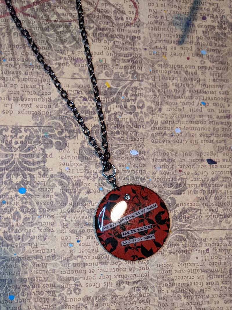 Harz Runde Anhänger Mit Thievery Corporation Schöne Droge Lyrics Und Swarovski Kristall Akzent Auf Gunmetal Silber Halskette Harz Runde Anhänger Mit Thievery Corporation Schöne Droge Lyrics Und Swarovski Kristall Akzent Auf Gunmetal Silber Halskette von JujusCrafts