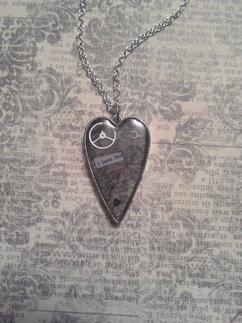 Herz Geformt Harz Anhänger Mit Uhrwerk Steam Punk Stil Und Ich Liebe Dich Text in Silber Auf Halskette von JujusCrafts