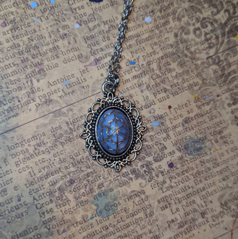 Itsy Bitsy Spider. Blau Und Gold Schillernde Spinne Web Gemusterte Lucite Anhänger Auf Silber Halskette Itsy Bitsy Spider. Blau Und Gold Schillernde Spinne Web Gemusterte Lucite Anhänger Auf Silber Halskette von JujusCrafts