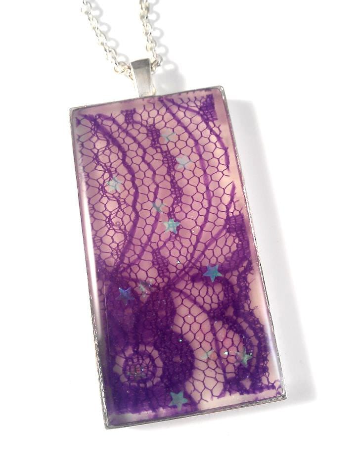 Lila Glühen Mit Floral Spitze Und Stern Glitter in Silber Anhänger Halskette Lila Glühen Mit Floral Spitze Und Stern Glitter in Silber Anhänger Halskette von JujusCrafts