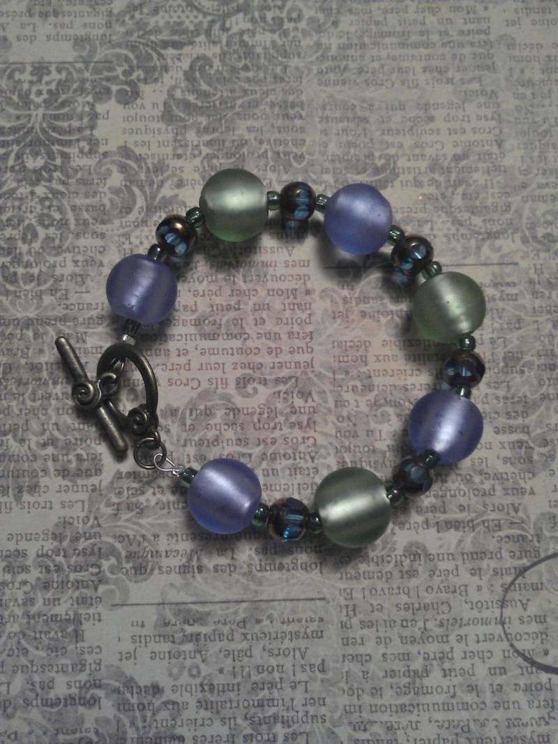 Matte Schillernd Grüne Und Blaue Lampe Arbeit Glas Perlen Armband Mit Bronze Feinbearbeitungen Facettierten Akzente, Blau/Gold Matte Schillernd Grüne Und Blaue Lampe Arbeit Glas Perlen Armband Mit Bronze Feinbearbeitungen Facettierten Akzente, Blau/Gold von JujusCrafts
