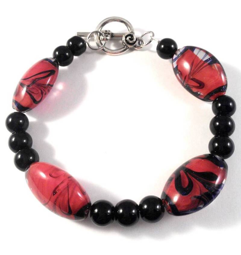 Murano Glas Memory Wire Armband Mit Rubin Rot Und Lila Glitter Windung Schwarzen Perlen Murano Glas Memory Wire Armband Mit Rubin Rot Und Lila Glitter Windung Schwarzen Perlen von JujusCrafts