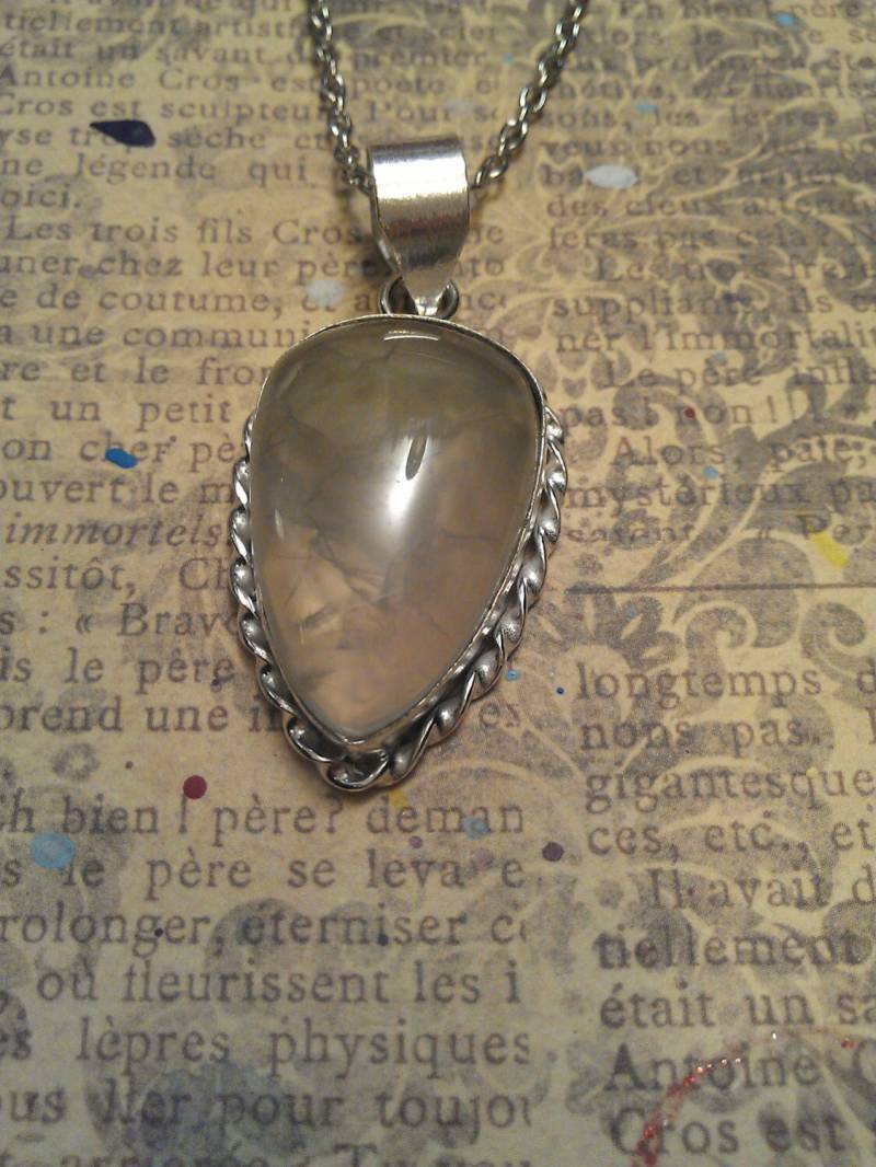 Natürliche Grün Bemoosten Prehnit Edelstein in Silber Anhänger Am Halsband Scrollen Natürliche Grün Bemoosten Prehnit Edelstein in Silber Anhänger Am Halsband Scrollen von JujusCrafts