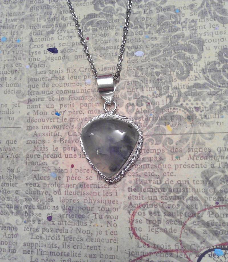 Natürliche Teardrop Moosbedeckte Prehnit Edelstein in Silber Anhänger Am Halsband Scrollen Natürliche Teardrop Moosbedeckte Prehnit Edelstein in Silber Anhänger Am Halsband Scrollen von JujusCrafts