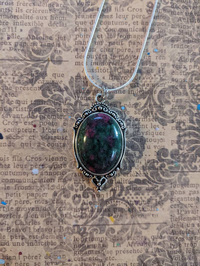 Natürlicher Halb Edel Grüner Und Lila Epidot Stein Kamee Stil Silber Anhänger An 925 Grade Sterling Halskette Natürlicher Halb Edel Grüner Und Lila Epidot Stein Kamee Stil Silber Anhänger An 925 Grade Sterling Halskette von JujusCrafts